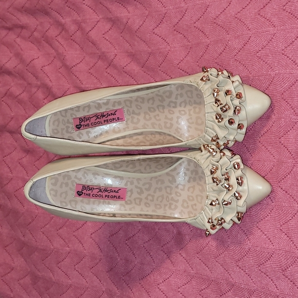 Betsy Johnson ruffled spiked leather pumps beige/tan - Picture 1 of 13